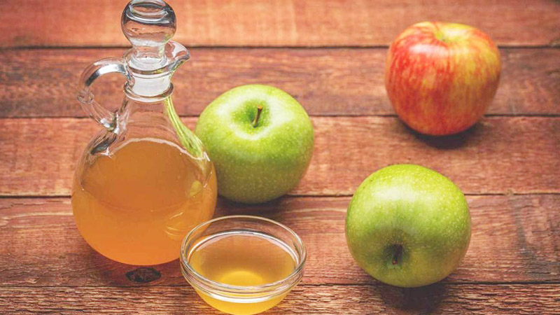تصویر سیب و سرکه سیب. این ماده در هر آشپزخانه پیدا میشود و بر زیبایی موثر است