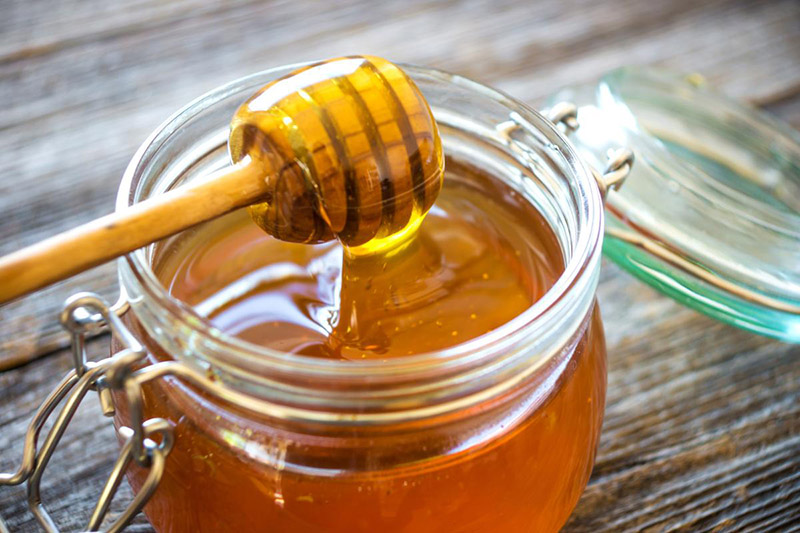 عسل یک مرطوب کننده طبیعی است و به همین دلیل موجب نرمی و لطافت مو می‌شود.