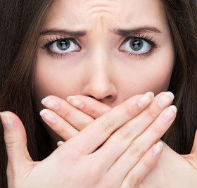 تنفس بد بو | علل و درمان بوی بد دهان توسط خودتان